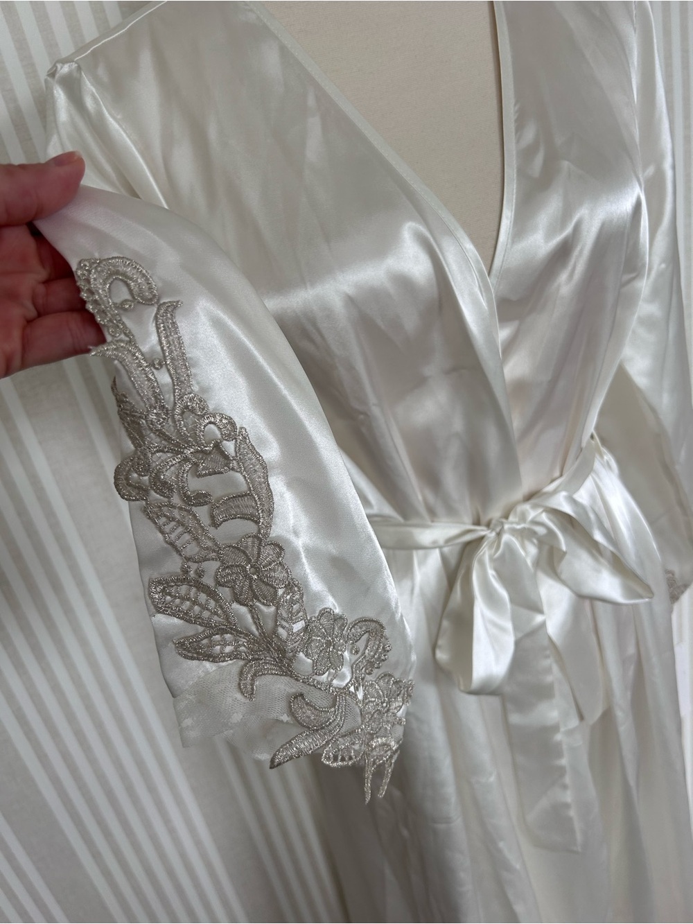 Flora Nikrooz Stella Long Robe Ivory Bridal Collection Women’s Size S/M NWT - Picture 5 of 9